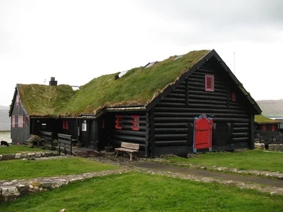 Kirkjubøargarður - один из старейших обитаемых деревянных домов в мире, датируется приблизительно XI в. В 1100 году здесь размещались епископская резиденция и семинария.